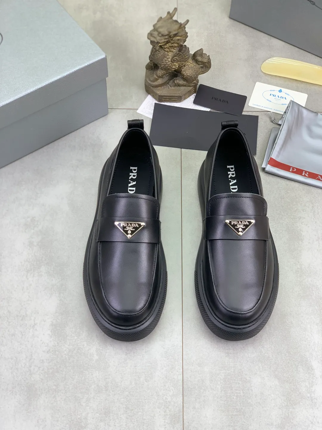 Men's Men's Shoes 💰P560 💰【New Style】 The latest model of high-quality PRADA classic men's shoes has been launched on the official website in 1:1 copy, synchronized in Hong Kong and on the same catwalk; all made of calfskin➕imported cowhide lining, 🍡🍡original rubber outsole, non-slip and wear-resistant; comfortable on the feet, attractive style, fine workmanship, and simple and neat shoe lasts, showing the courage and toughness of men, 👍sizes 38 to 44 (45 can be customized) black and white Blue color🉑️choose